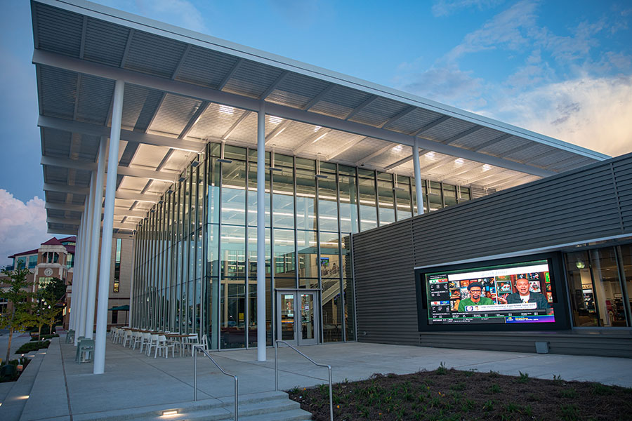Straight A’s: Outdoor LED Display sets ULM’s Student Center up for Success