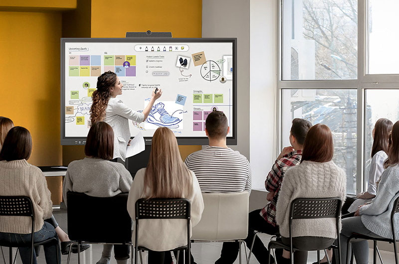 A group of office workers discussing partnership